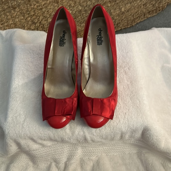 Womens red 4 1/2 inch heels sized 9 - Picture 7 of 8